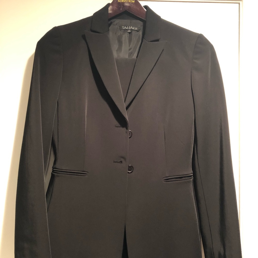 Never worn TAHARI women’s suit, size 4.